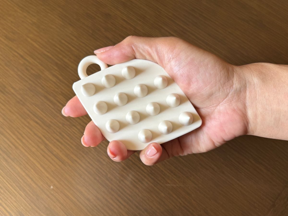 アウトバスでの頭皮マッサージにも使える。ラサーナ スカルプブラシ　￥2,200