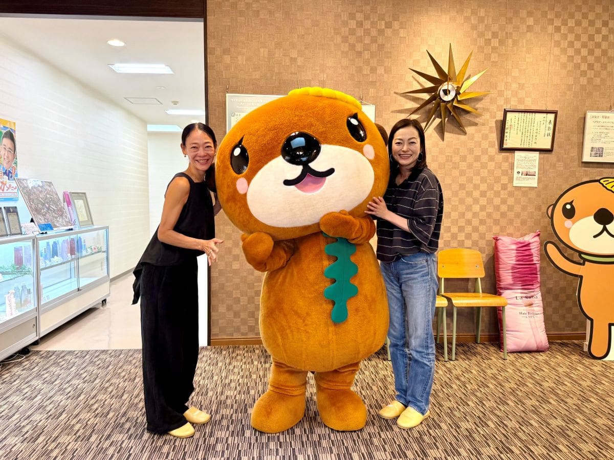 伺ったのは、広島県にある株式会社ヤマサキの西風新都工場。「洗い流さないトリートメント」のパイオニアとして有名な、海藻コスメブランド・ラサーナの、大人気のゆるキャラ〝ラサッコちゃん〟がお出迎え！　貝殻の帽子を被り、海藻を巻き付けたおっとり女子はそこにいるだけで抱きしめたくなるほど、か、かわいい〜！！