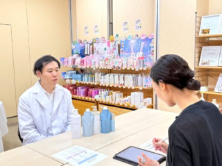 今回の「ラサーナ プレミオール」の処方開発をした研究員の濱田悠里さん。ユーザーにより良きものを届けるために日々熱心に研究。