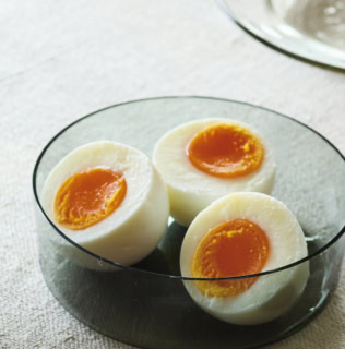 塩だけで調味したゆで卵は、しょうゆ風味の味玉よりも素材の味を生かすことができ、さっぱり食べられる。好みでゆずこしょうを添えても。