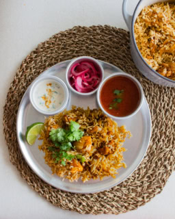 ビリヤニは北インドの伝統的な料理でスパイスと肉の炊き込みご飯。混ぜて炊くだけなのに、本格的なビリヤニが楽しめるのは嬉しい。