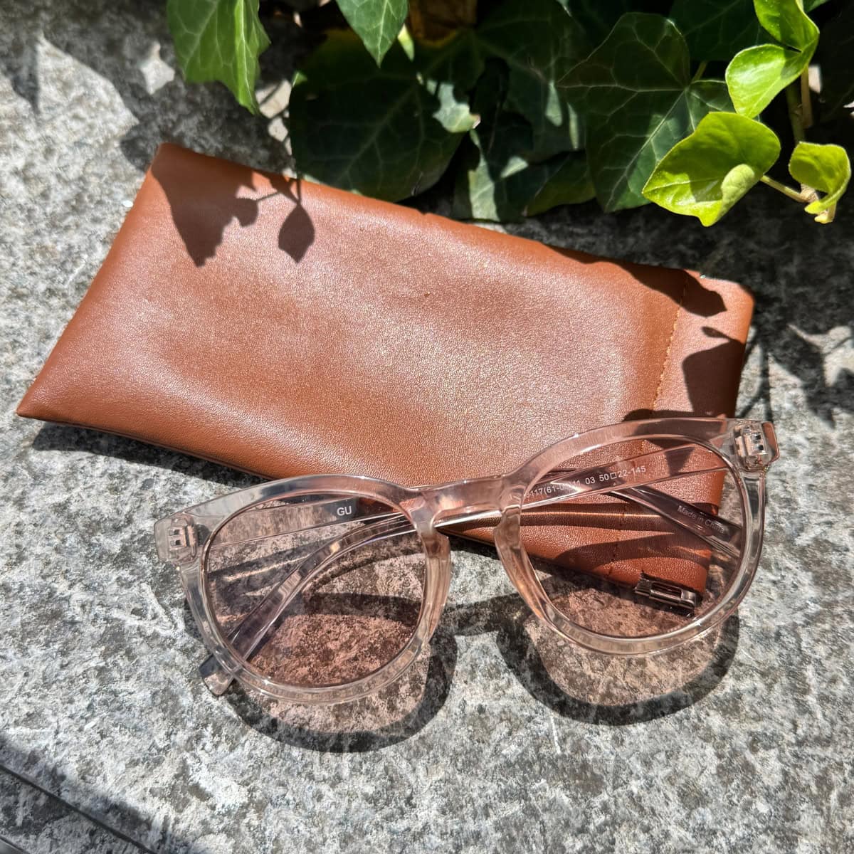1,000円台で見つけた高見えピンクサングラス。絶妙なクリアピンクが夏コーデに超馴染みます♡UVカットウェリントンサングラス 全4色 ¥1,290 (ジーユー)