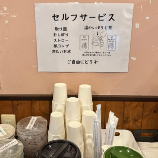 かき氷で冷えた体に染み渡る「温かいほうじ茶」が無料!取り皿やストローも完備で子連れにも優しいお店です。
