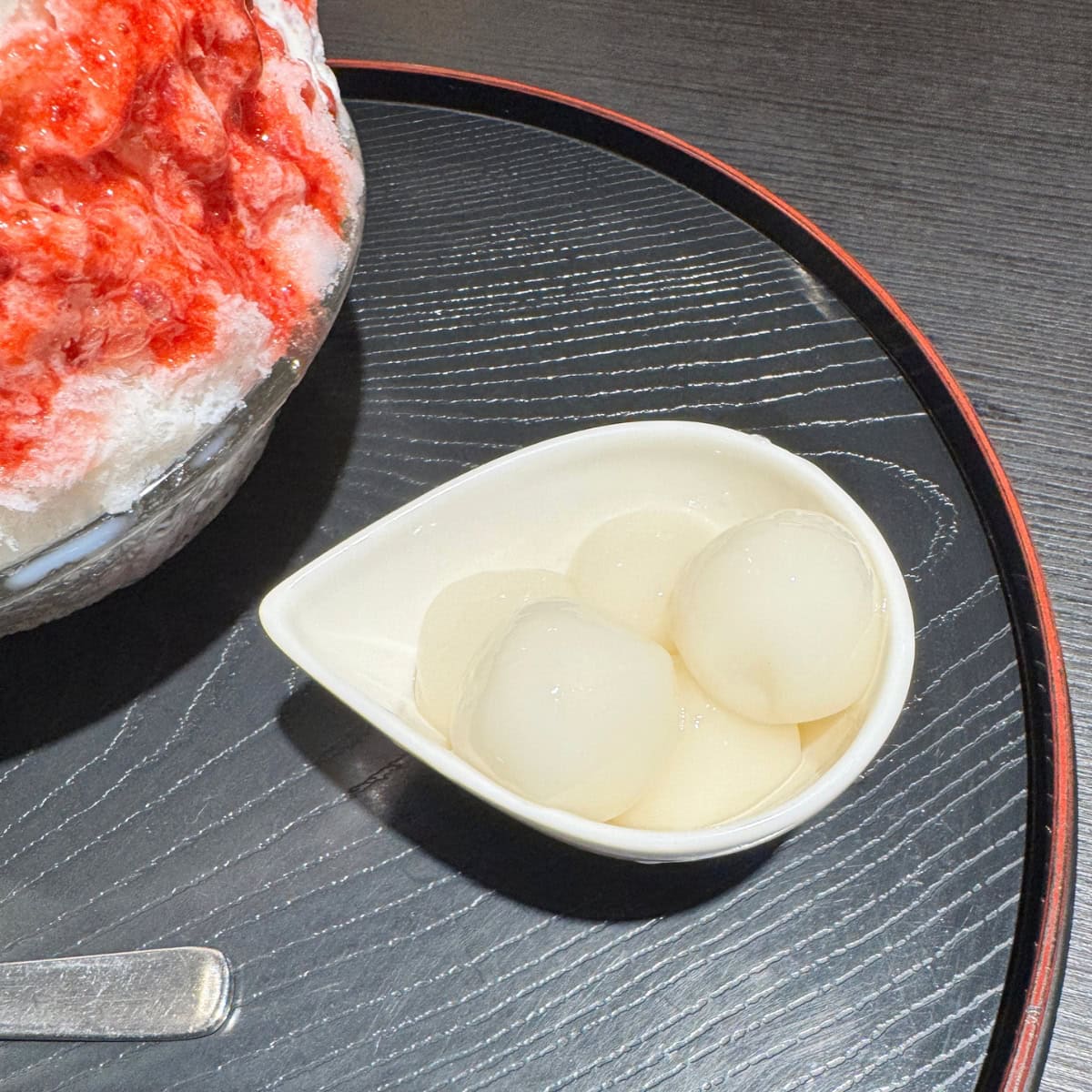 つやつやモチモチの白玉は別添えで！ひんやり氷と一緒に口へ運べば食感のアクセントになり美味しさ倍増。白玉トッピング ¥150