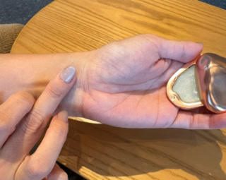 スプレーのように香りが広がらないから、カフェや食事前でも安心!自分だけが密かに癒やされる優しさが魅力です。