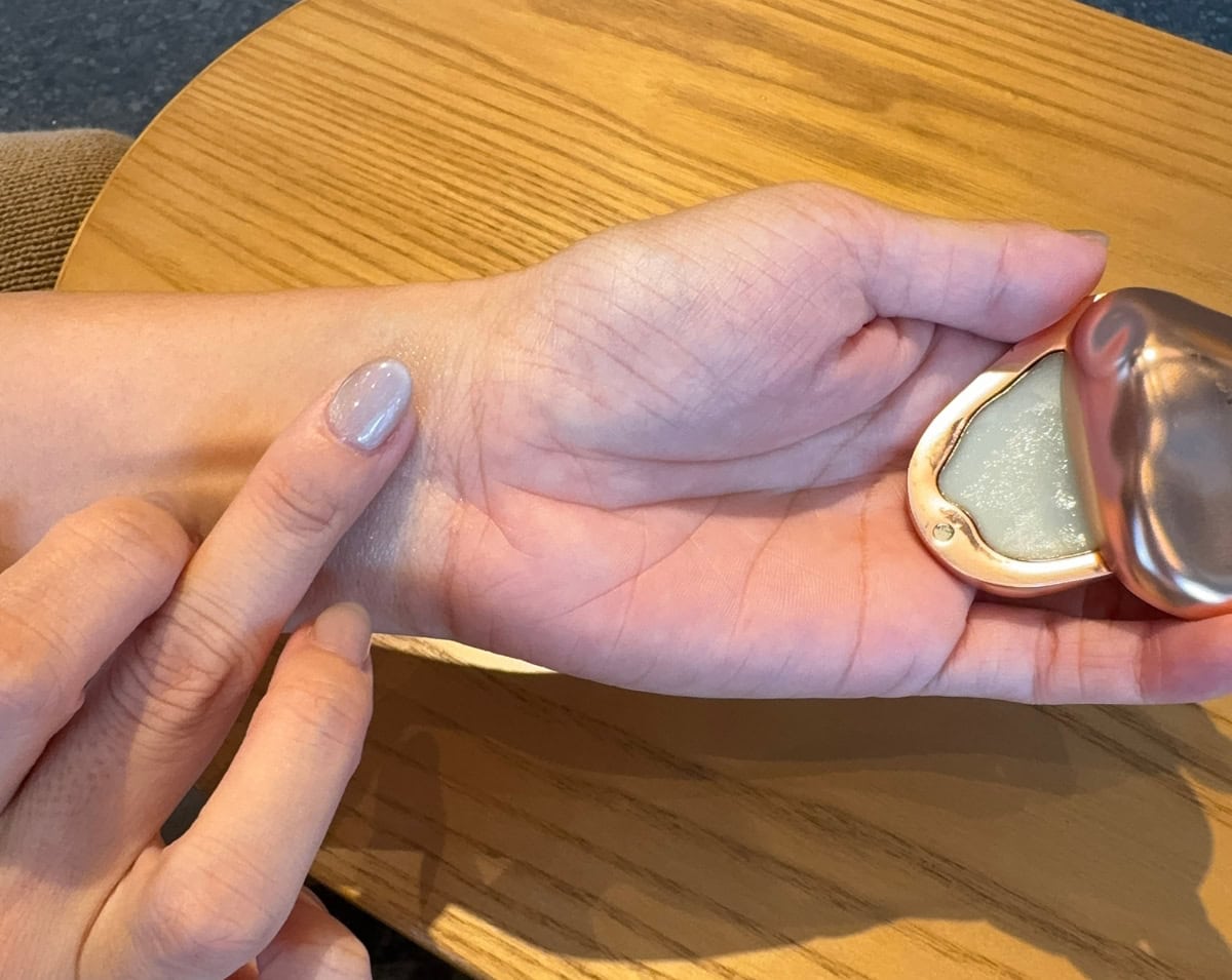スプレーのように香りが広がらないから、カフェや食事前でも安心！自分だけが密かに癒やされる優しさが魅力です。