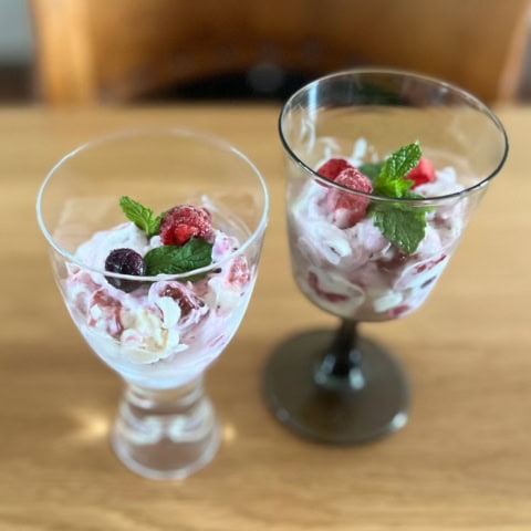 市販のメレンゲで本格カフェ風！混ぜて盛るだけの英国伝統菓子「イートンメス」レシピ