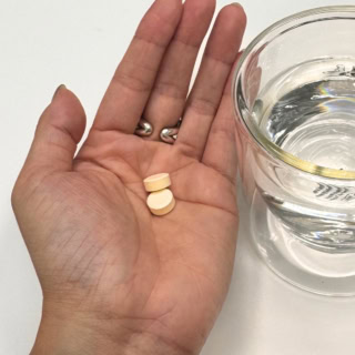 小粒で飲みやすいお手軽ビタミン補給。水と一緒にサッと飲めるから毎日のシミ・そばかす対策も苦になりません!