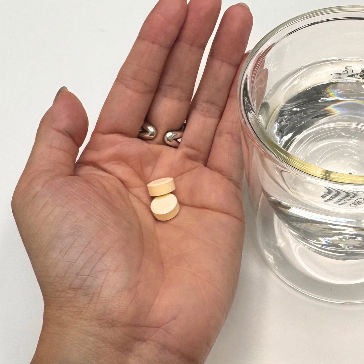 小粒で飲みやすいお手軽ビタミン補給。水と一緒にサッと飲めるから毎日のシミ・そばかす対策も苦になりません！