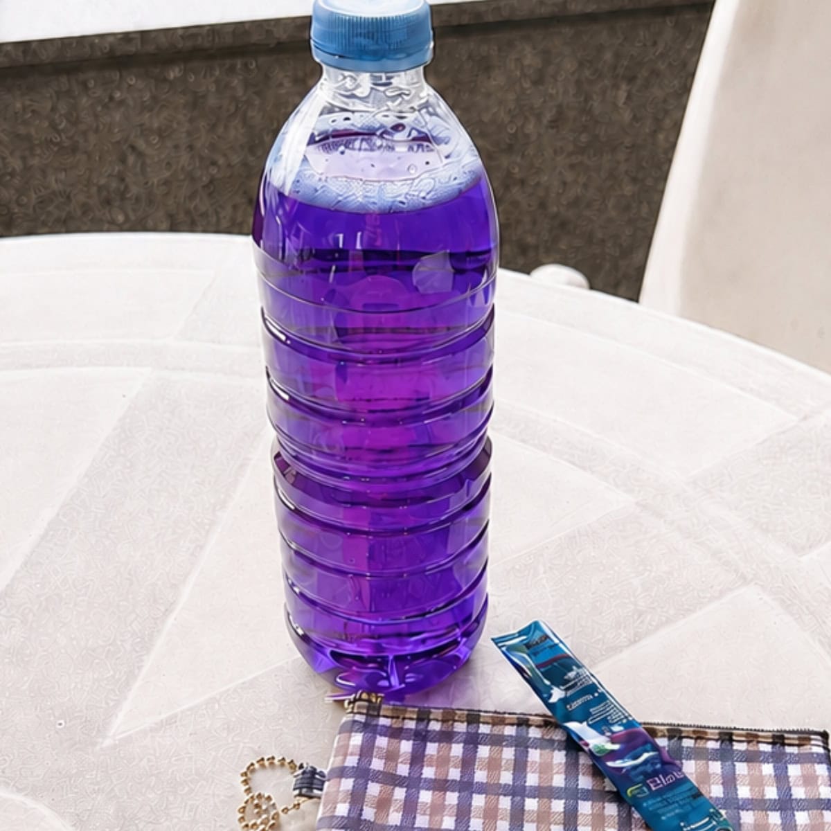 飲み方は超簡単！500mLのペットボトルにサッと溶かすだけ♪ ほんのり味がするような...スッキリとした口当たりで、後味も癖がなくゴクゴク飲めます。光の加減でブルーから鮮やかなパープルに見えるのもきれいでお気に入り♡ 冷たい水にレモン汁を少し絞って飲むのがおすすめです！