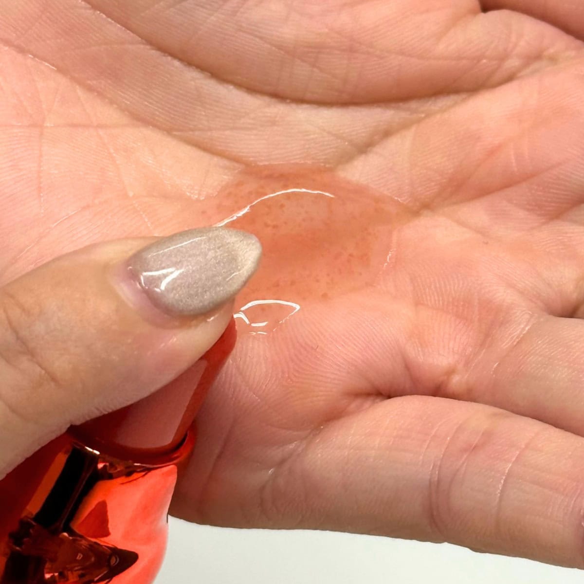 赤い粒々がはじける透明ジェル！ うっとりする香りが広がり、思わず深呼吸したくなる極上のなじみ感です。