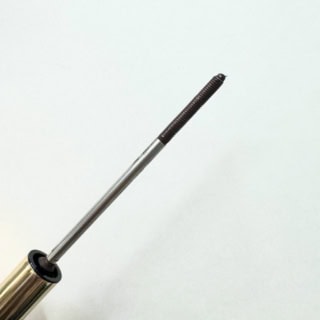 大人のまつ毛メイク失敗の元である「ダマ」を防ぐ秘訣は、エクシア独自開発の極細コイル状コーム。短いまつ毛や下まつ毛の根元までスッと入り込み、ダマなしでキレイな束感まつ毛を誰でも簡単に再現できます。