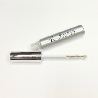 まつ毛の薄さやハリ不足は、40代が一気に老け見えする大きな原因。根元から健やかなハリ・コシを与え、自まつ毛そのものの存在感を高めて「イタ見えしない上品な目元」へと導いてくれる頼れるレスキュー美容液。エテルナム アイラッシュセラム 5mL ¥6,600 (エテルナム)