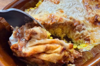 あつあつのうちに召し上がれ!チーズをひとすくいして、濃厚な旨みを堪能して。