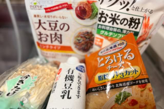 えのき茸や大豆ミート、豆乳などスーパーで手軽に買えるヘルシー食材を活用。