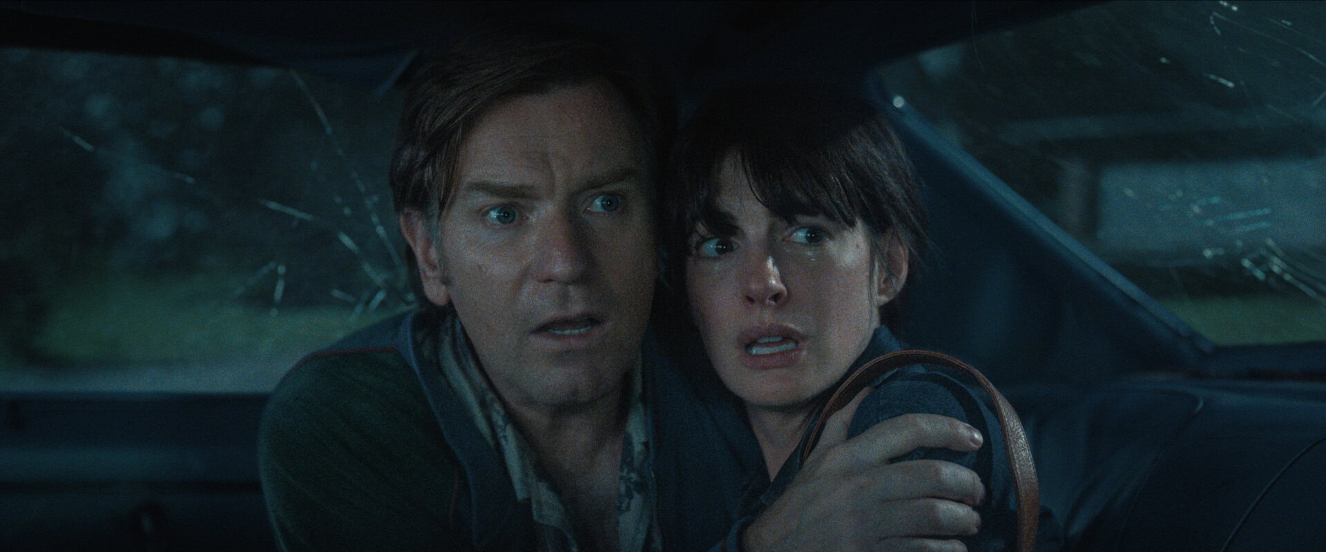 映画「オークストリートの異変」_メイン_ユアン・マクレガー_アン・ハサウェイ