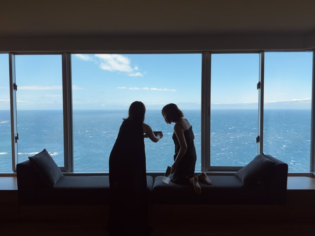 温泉スイートの窓の外は見渡す限りの青!