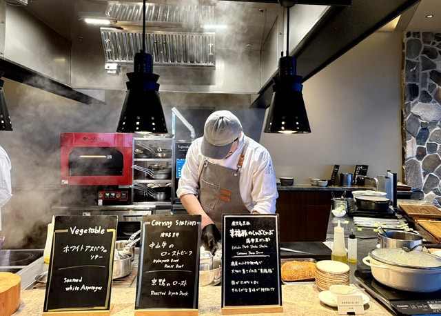 調理する音や湯気が、美味しさをさらに加速。目でも楽しいライブキッチン