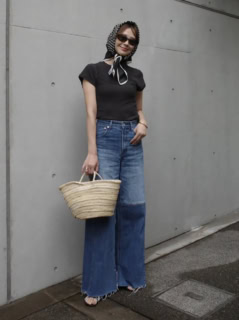 コンパクトT×バギーデニムにぴったりのレトロなスカーフ使いはトレンド問わずやっぱりキュート♡ かごバッグ、サングラスでより一層ムード作りを盛り上げて。