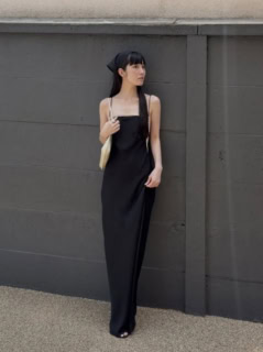 ナローシルエットが女性らしいキャミドレスには、小ぶりな三角スカーフでさり気ないアクセントを。ヘアカラーにもなじむブラックのスカーフならヘアバンド感覚でトライしやすい♪