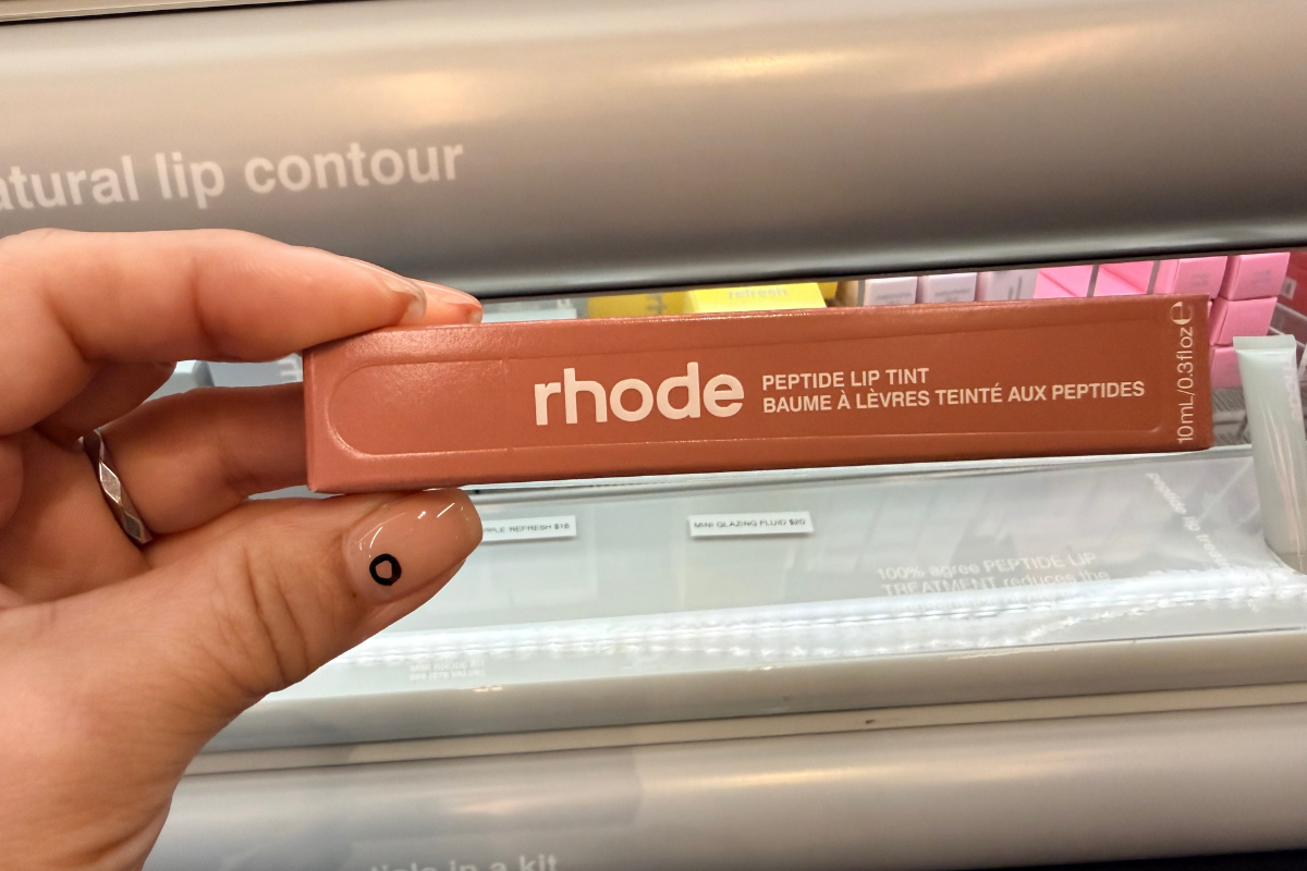 リップは在庫が沢山ありました。上品な透け感とぽってりツヤ唇にしてくれます。Peptide Lip Tint $20（rhode）