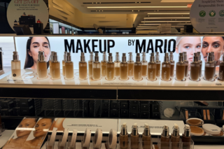 マリオ・ディディヴァノヴィック(Mario Dedivanovic)が2020年に立ち上げた自身の冠コスメブランドです。「コントゥアリング(シェーディングとハイライトで立体感を作るテクニック)」を世界的にトレンド化させた立役者でもあります。