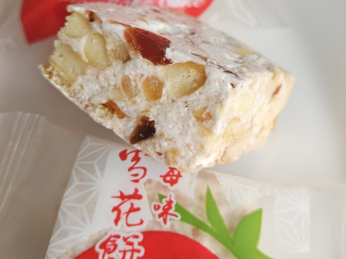 中には、フリーズドライのいちごとサクサクのパイがたっぷり！