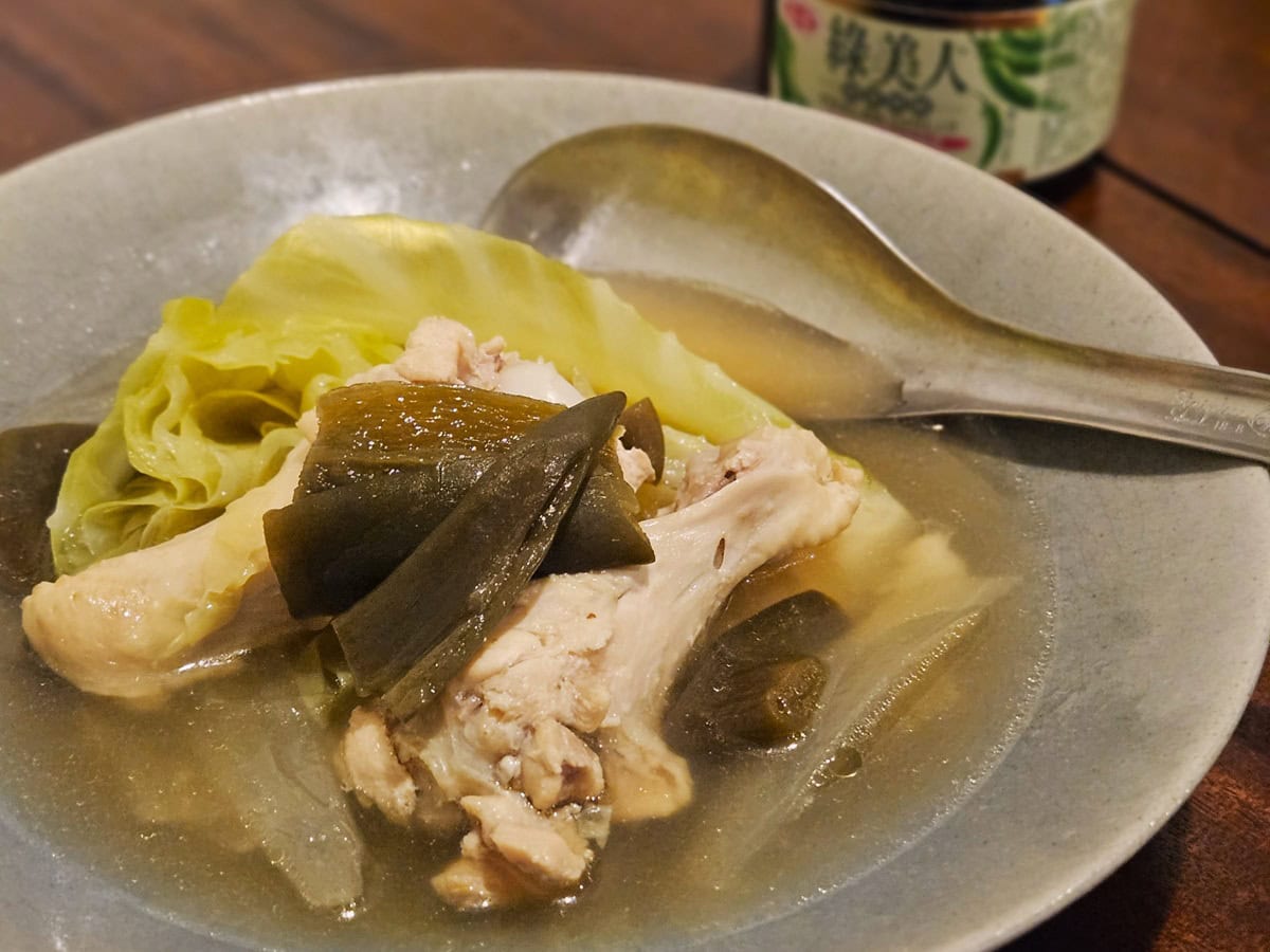 手羽元や野菜とともにスープに。液体も少し加えると、よりピリ辛になりおいしさが増す。