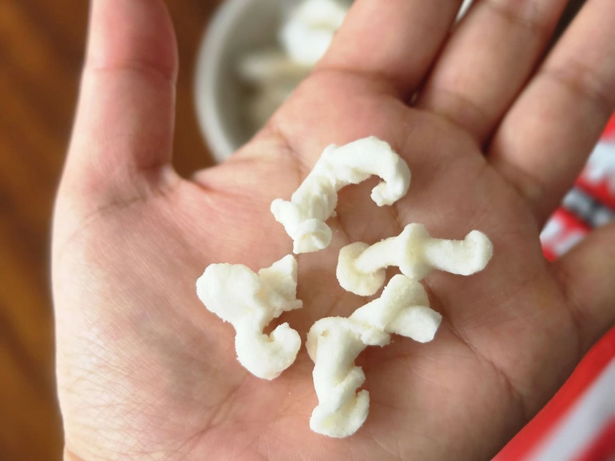 形がユニーク！ 食感はサクサク。