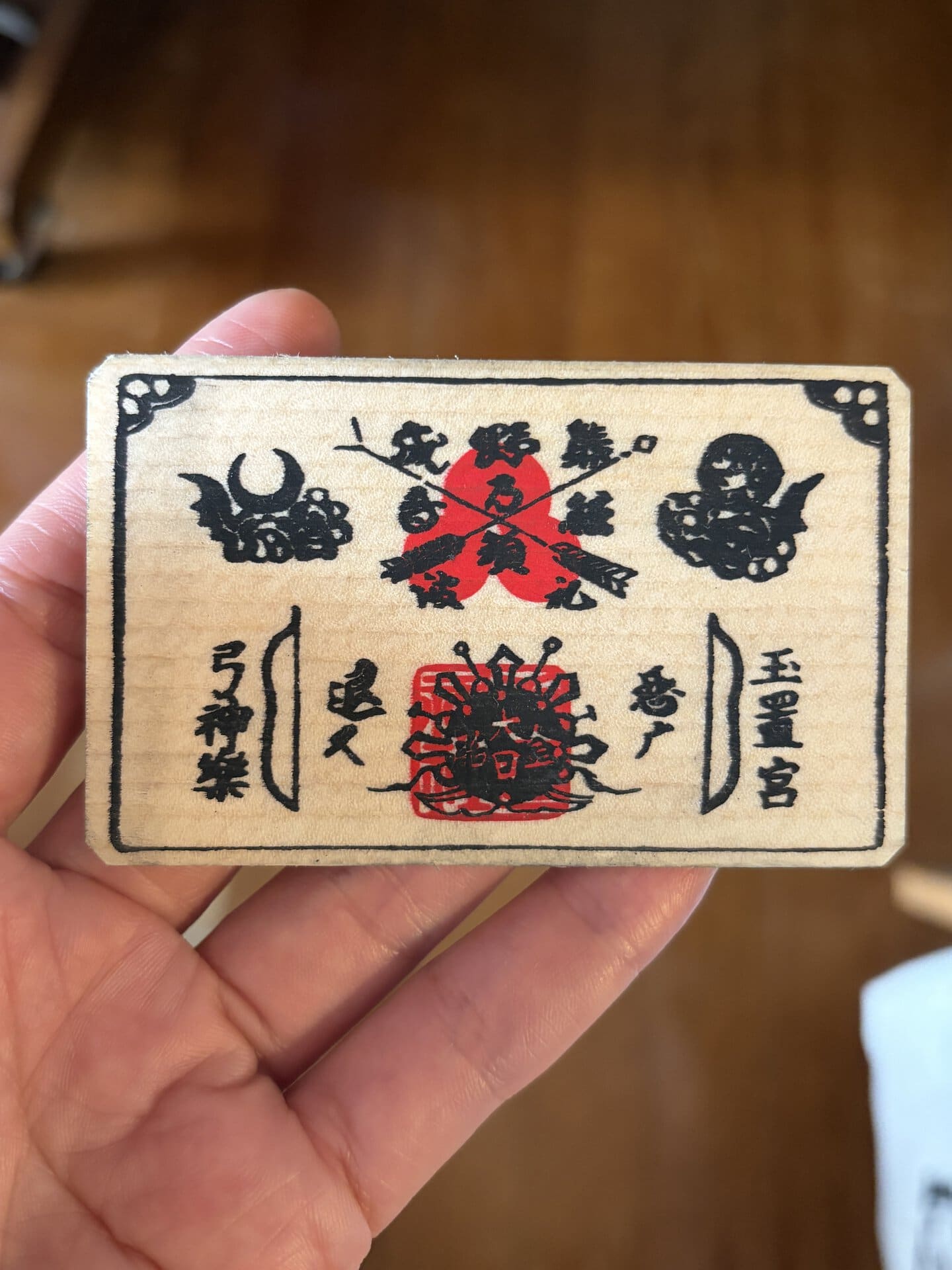 玉置神社では、悪魔隊さんのお守りでもある弓神楽護符の木札（￥1,000）を。バラバラに書かれている文字は「熊野なる、玉置宮の弓神楽、弦音すれば、悪魔、退く」と読み、弘法大師が書かれた図柄だそう。私は財布に入れて常に持ち歩くようにしています
