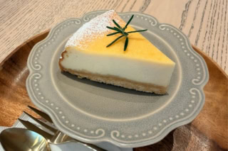濃厚なのに後味軽やか「チーズケーキ」まろやかなコクとなめらかな口溶けが特長。満足感がありつつも後味はすっきりと心地よく、最後まで重たくならずに楽しめます。