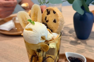 みんな大好き「チョコバナナパフェ」。パフェといえば「アイスにチョコ、コーンフレーク」を思い浮かべがちですが、こちらのパフェには自慢の特製クッキーが贅沢に使われているのが大きな特徴。グラスの中で層ごとに異なる食感と味わいが重なり合い、ザクザクとした香ばしいクッキーが合わさることで食べ応えも十分です。