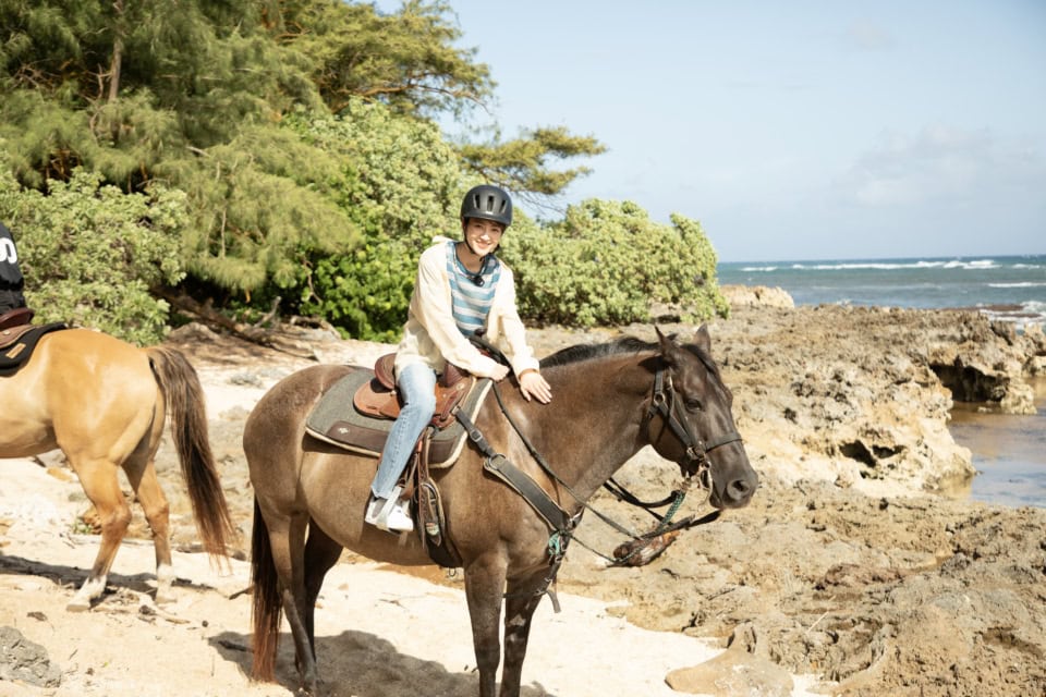 ホテルのアクティビティでもある乗馬を体験。海越しにホテルが望めて、すごく素敵なところに泊まってるな〜としみじみ。お馬さんもかわいすぎ!