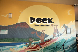 カピオラニ公園のすぐ隣、クイーン カピオラニ ホテルの3階に位置するオープンエアのレストラン、【Deck.(デック)】