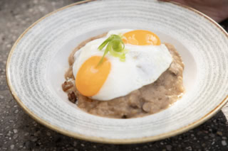 ブレイズド・ビーフ・ロコモコ$25、東京の姉妹店でも味わえるトウキョウスタイルパンケーキ$22