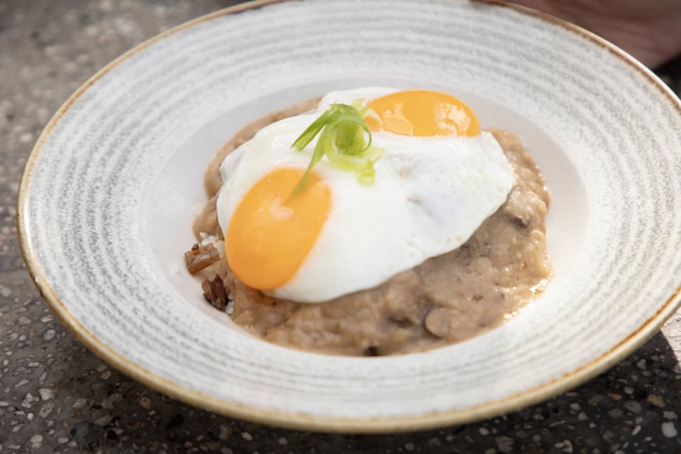 ブレイズド・ビーフ・ロコモコ$25、東京の姉妹店でも味わえるトウキョウスタイルパンケーキ$22