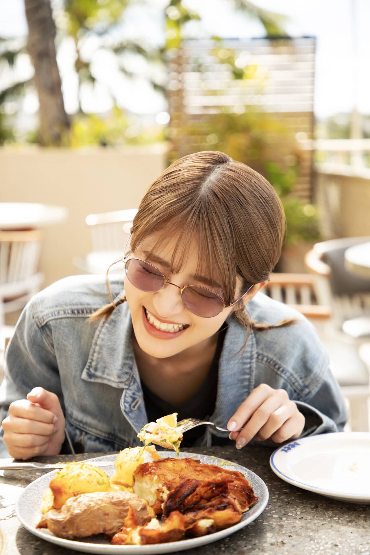 テーブルいっぱいに並んだハワイ名物の数々に笑みがこぼれる。エッグベネディクト$22、想像と違う見た目！