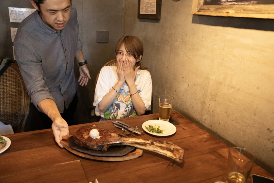 運ばれてきた豪快な肉塊を前にテンションは最高潮。目の前で切り分けられるパフォーマンスは圧巻! トマホークステーキ約900g$135