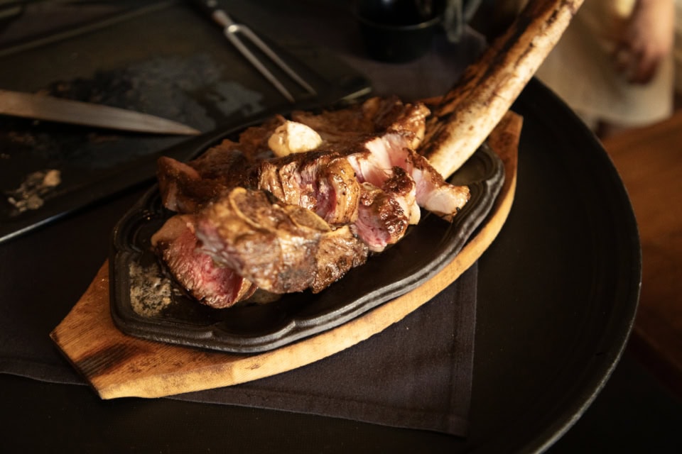 運ばれてきた豪快な肉塊を前にテンションは最高潮。目の前で切り分けられるパフォーマンスは圧巻! トマホークステーキ約900g$135