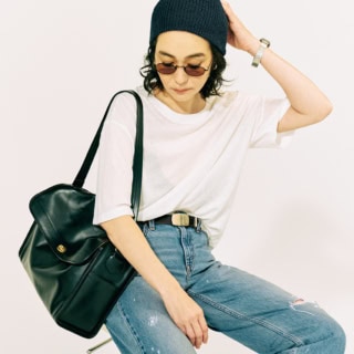 40代、旬の90年代ミニマルスタイルを【白Tとデニム】で作るには「上質T」とハズし小物がカギ！