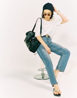 Tシャツとデニムは上と同じ。ビーニー¥9,020(カシラ/CA4LA プレスルーム)、サングラス¥77,000(EY EVAN 7285/コンティニュエ)、ピアス¥49,500(エンド カスタム ジュエラーズ×ハイク/ボウルズ)、腕時計¥5,500(カシオ クラシック/カシオ計算機 お客様相談室)、バッグ¥82,500(ホリデイ/ホリデイ フラッグシップサロン オフィス)、ベルト¥8,250(リーバイス®/リーバイ・ストラウス ジャパン)、サンダル¥2,750(イパネマ/シードコーポレーション)