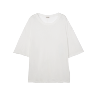 繊細なハイゲージで編み上げたTシャツは、コットンにカシミアを混紡し、滑らかでソフトな肌触りに。ゆったりとしたオーバーサイズながら上品。ヘルシーな透け感も◎。Tシャツ¥15,400(アンスクリア/アマン)