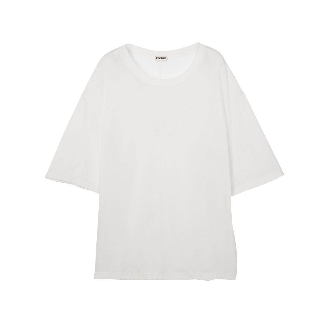 繊細なハイゲージで編み上げたTシャツは、コットンにカシミアを混紡し、滑らかでソフトな肌触りに。ゆったりとしたオーバーサイズながら上品。ヘルシーな透け感も◎。Tシャツ¥15,400(アンスクリア/アマン)