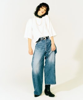 Tシャツとデニムは上と同じ。バンダナ¥3,300（シー／エスストア）、ネックレス¥86,900（ロンハーマン ジュエリー／ロンハーマン）、リング¥9,350（ソワリー）、ベルト¥33,000（アルベルト ルティ／アマン）、ブーツ¥17,380（マウジー／バロックジャパンリミテッド）