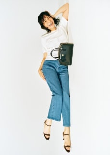 Tシャツとデニムパンツは上と同じ。パールネックレス¥22,000(ジゼル・ベー/ズットホリック)、バッグ¥38,500(ルメメ)、サンダル¥14,630(スローブ イエナ/スローブ イエナ 自由が丘店)