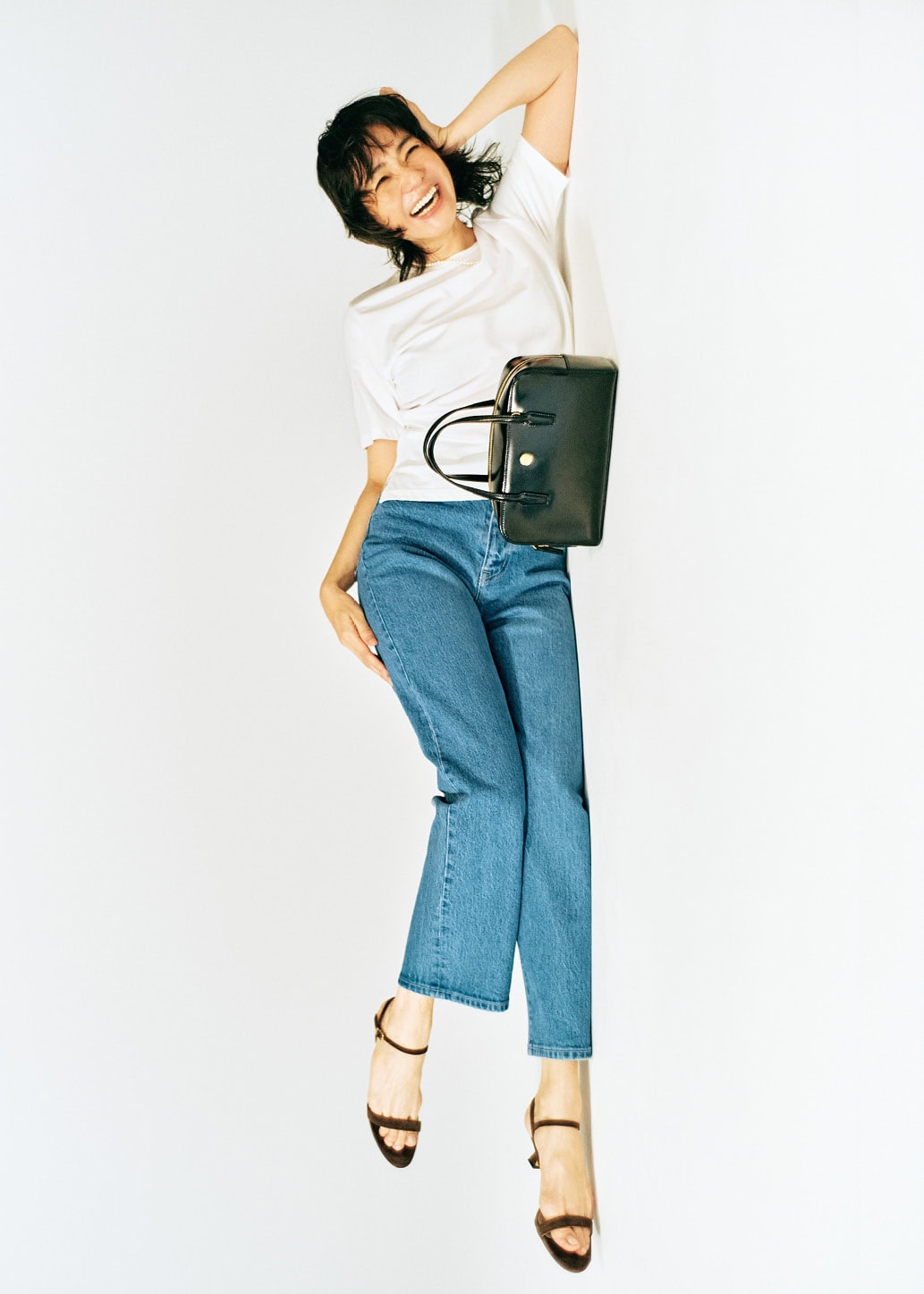 Tシャツとデニムパンツは上と同じ。パールネックレス¥22,000（ジゼル・ベー／ズットホリック）、バッグ¥38,500（ルメメ）、サンダル¥14,630（スローブ イエナ／スローブ イエナ 自由が丘店）