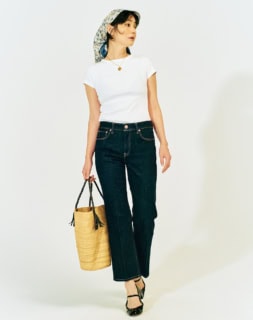 Tシャツとデニムは上と同じ。スカーフ¥4,994(マウジー/バロックジャパンリミテッド)、ネックレス¥4,840(Boite de maco/ロードス)、バッグ¥25,300(アフリカンスクエア/サロン アダム エ ロペ)、シューズ¥77,000(レペット/ルック ブティック事業部)