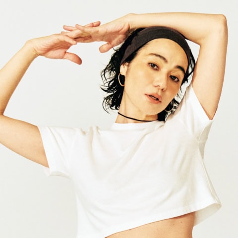 【白Tとデニム】を40代が「大人ギャル」に着るには「短丈T」に「ボリュームデニム」がカギ!