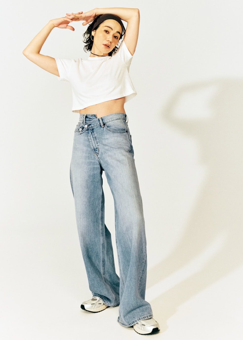 Tシャツとデニムパンツは上と同じ。ヘアバンド¥6,050（シー／エスストア）、ピアス¥63,800（エンド カスタム ジュエラーズ×ハイク／ボウルズ）、コードネックレス¥16,500（マユ／マユ ショールーム）、スニーカー¥8,800（TSUKIHOSHI／ムーンスター カスタマーセンター）