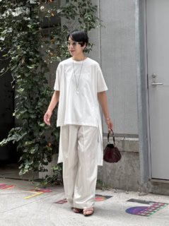 トーンオントーンのシンプルなワンツーコーデながら、ロングテールをきかせたTシャツが程よいアクセントに。ネックレスとアイウェアのクリアな質感もワントーンにメリハリを演出するポイント。